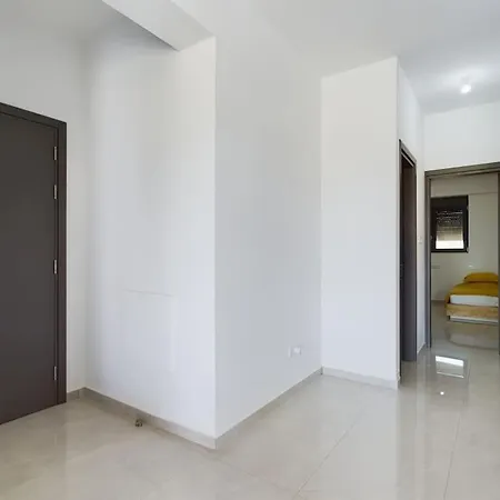 Apartment Modern Only Steps From *