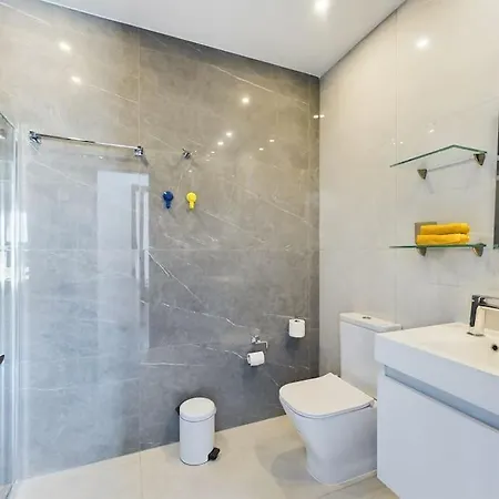 Modern Only Steps From Апартаменти Ларнака