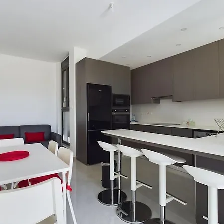 Modern Only Steps From Апартаменти