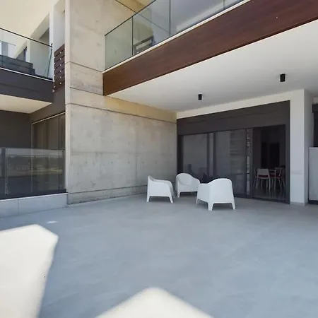 Апартаменти Modern Only Steps From Ларнака