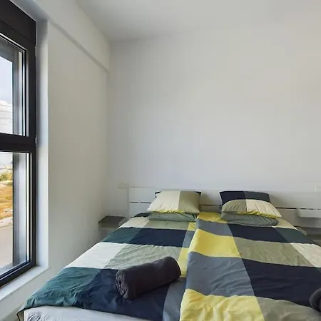 Modern Only Steps From Апартаменти *