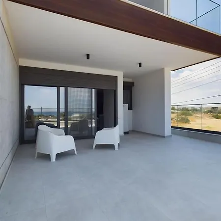 Modern Only Steps From Апартаменти Ларнака